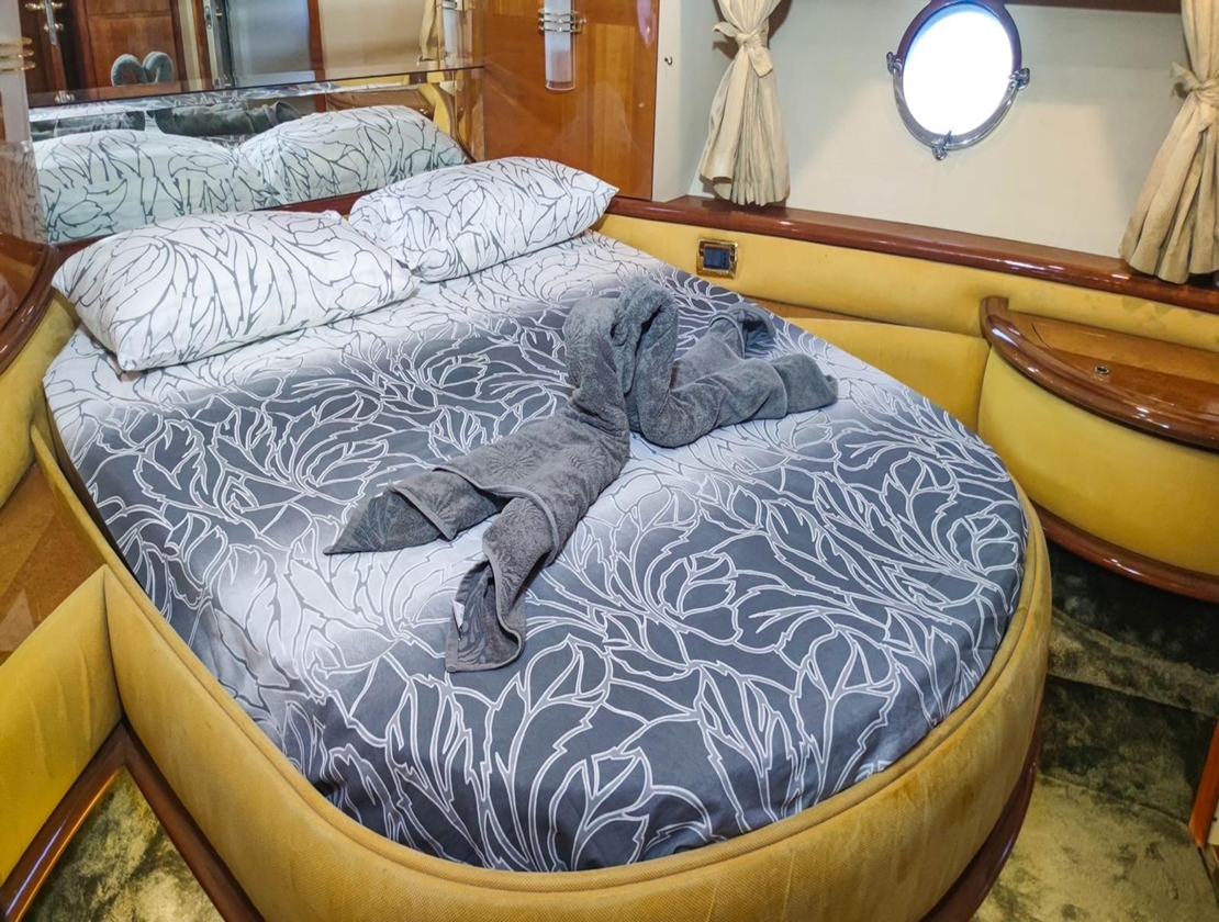 Antalya Yat Kiralama 23m Azimut 62 Fly